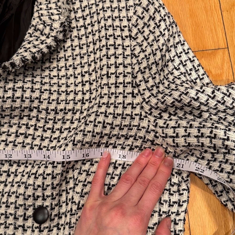Akris Punto Black and White Tweed Double-Breasted Blazer - Picture 4 of 6